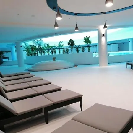 Hanza Tower Deluxe Jacussi & Sauna & Pool