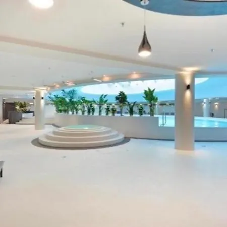 Hanza Tower Deluxe Jacussi & Sauna & Pool Apartman
